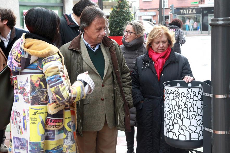 Visita a las Papeleras Diseñadas por el Colectivo ADOS - Imagen del alcalde García de Vinuesa en un momento de la visita a las papeleras.
