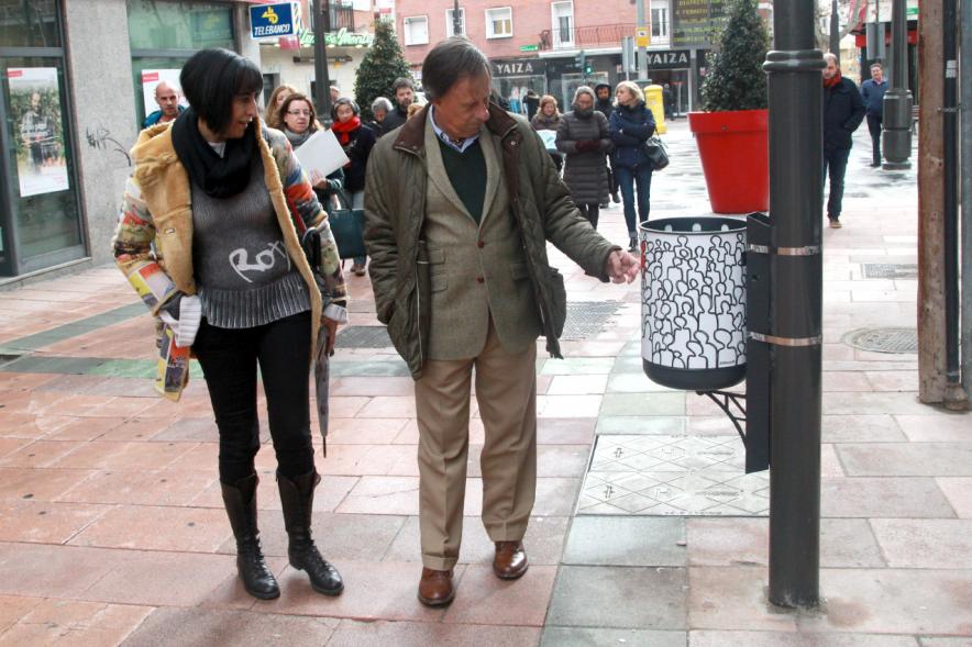 Visita a las Papeleras Diseñadas por el Colectivo ADOS - Imagen del alcalde García de Vinuesa en un momento de la visita a las papeleras.