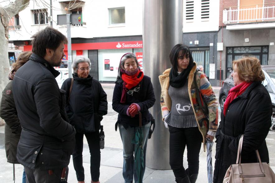 Visita a las Papeleras Diseñadas por el Colectivo ADOS - Imagen del alcalde García de Vinuesa en un momento de la visita a las papeleras.