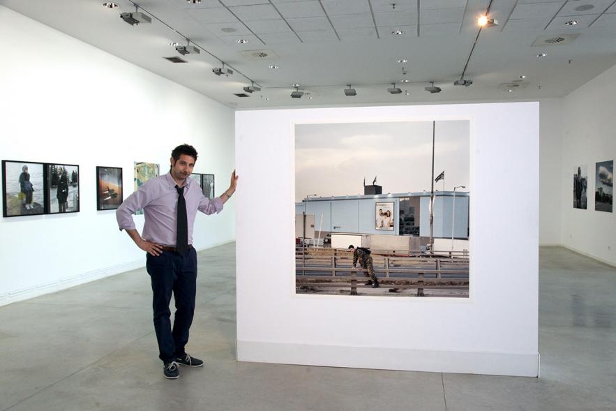 Inauguración de la Exposición "Parallel Crisis" de Yannis Karpouzis - El autor de la exposición.