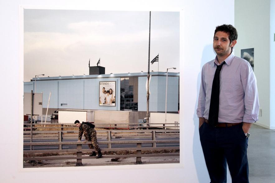 Inauguración de la Exposición "Parallel Crisis" de Yannis Karpouzis -  Autor de la exposición en  la inauguración.