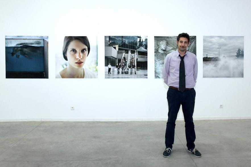 Inauguración de la Exposición "Parallel Crisis" de Yannis Karpouzis -  Autor de la exposición frente a su obra.