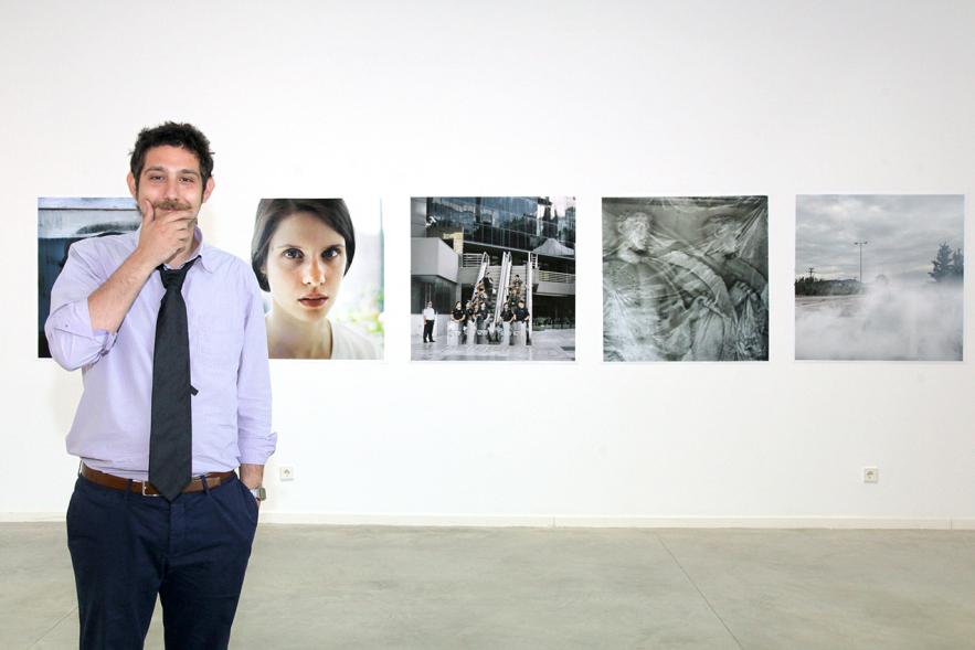 Inauguración de la Exposición "Parallel Crisis" de Yannis Karpouzis -  Autor de la exposición frente a su obra.