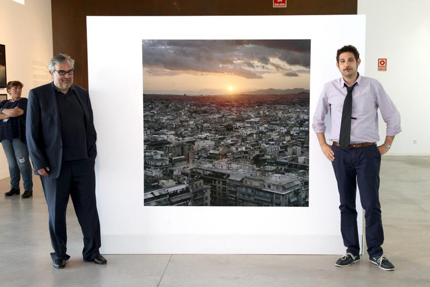 Inauguración de la Exposición "Parallel Crisis" de Yannis Karpouzis -  Autor de la exposición frente a su obra.