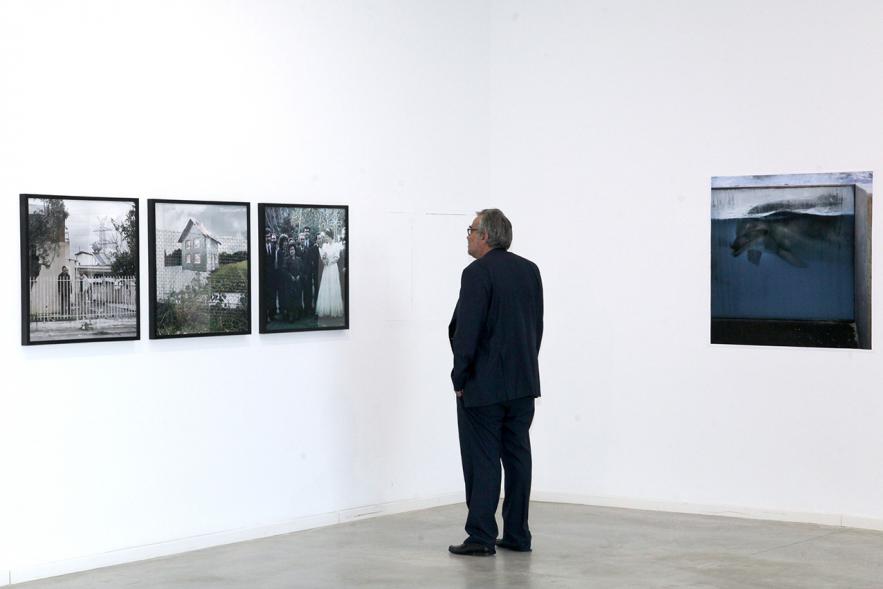 Inauguración de la Exposición "Parallel Crisis" de Yannis Karpouzis - Autor de la exposición frente a su obra.