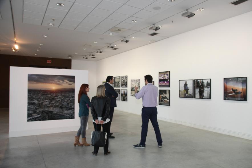 Inauguración de la Exposición "Parallel Crisis" de Yannis Karpouzis -  Autor de la exposición con autoridades municipales.