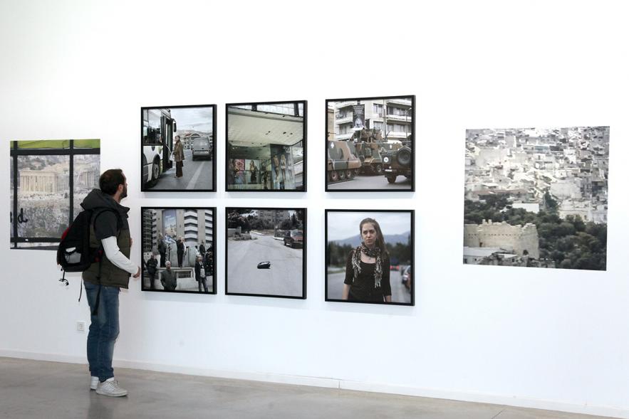 Inauguración de la Exposición "Parallel Crisis" de Yannis Karpouzis - Visitantes a la exposición Parallel Crisis.