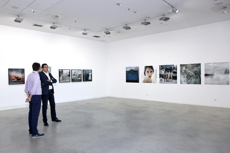 Inauguración de la Exposición "Parallel Crisis" de Yannis Karpouzis - Autor de la exposición con las autoridades municipales.