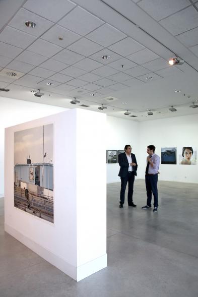 Inauguración de la Exposición "Parallel Crisis" de Yannis Karpouzis -   Autor de la exposición con autoridades municipales. 