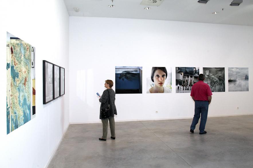Inauguración de la Exposición "Parallel Crisis" de Yannis Karpouzis - Visitantes de la exposición.