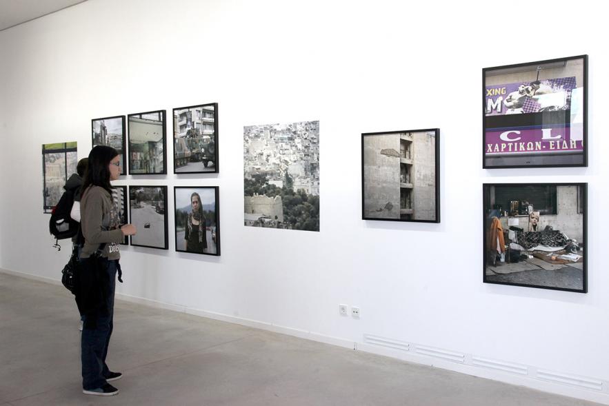 Inauguración de la Exposición "Parallel Crisis" de Yannis Karpouzis -   Visitantes de la exposición.