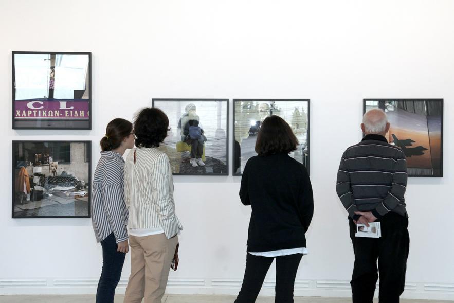 Inauguración de la Exposición "Parallel Crisis" de Yannis Karpouzis -   Visitantes de la exposición.