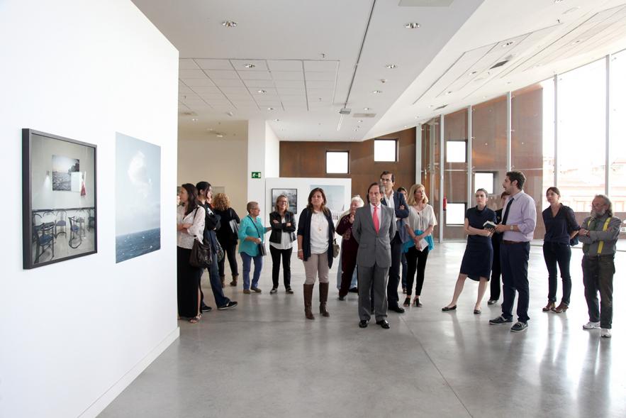Inauguración de la Exposición "Parallel Crisis" de Yannis Karpouzis - El autor explica la exposición al alcalde.