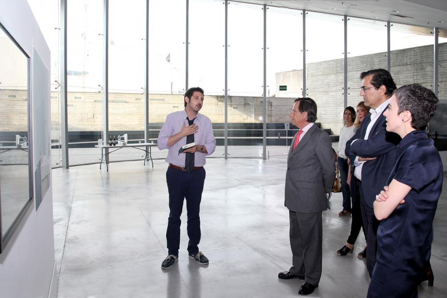 Inauguración de la Exposición "Parallel Crisis" de Yannis Karpouzis -  Las autoridades con el autor de la exposición.