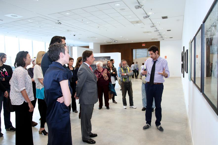 Inauguración de la Exposición "Parallel Crisis" de Yannis Karpouzis - El autor explica la exposición a  las autoridades.