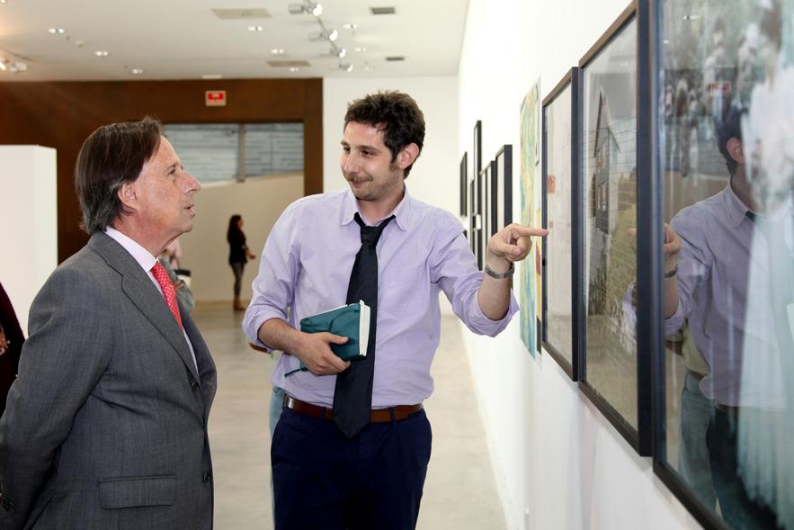 Inauguración de la Exposición "Parallel Crisis" de Yannis Karpouzis -   El autor explica al alcalde  la exposición.