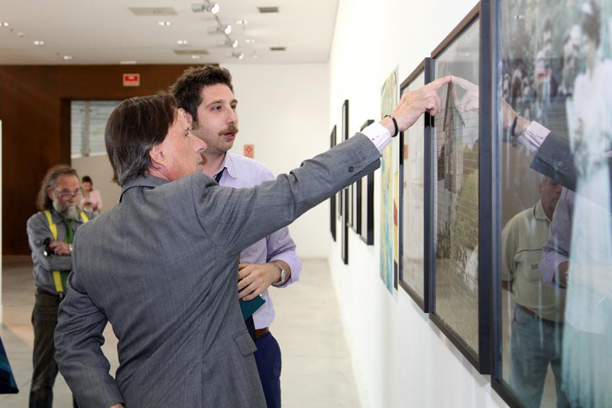 Inauguración de la Exposición "Parallel Crisis" de Yannis Karpouzis -  El autor con el alcalde  en la exposición.