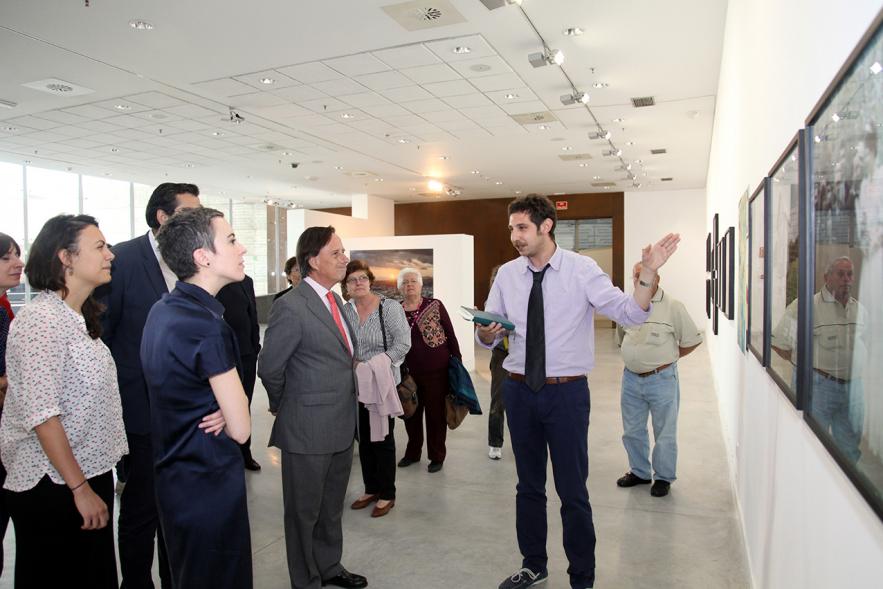 Inauguración de la Exposición "Parallel Crisis" de Yannis Karpouzis -  El autor y las autoridades municipales en la  exposición.