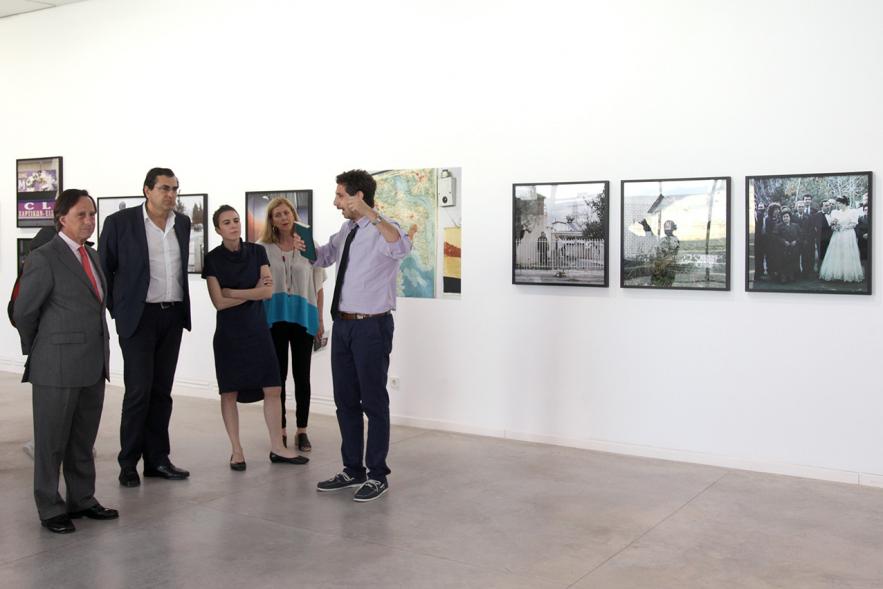 Inauguración de la Exposición "Parallel Crisis" de Yannis Karpouzis -  Las autoridades con en el autor en la exposición.                                         