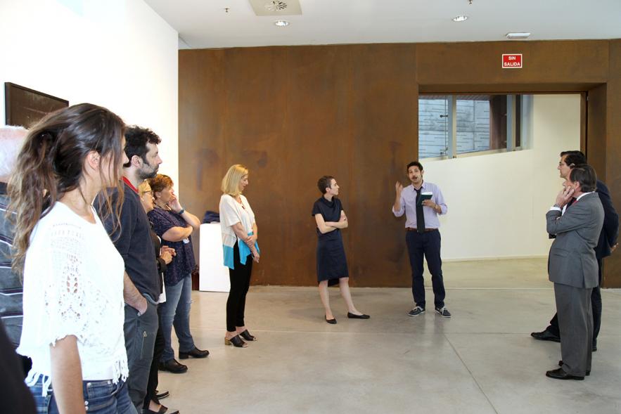 Inauguración de la Exposición "Parallel Crisis" de Yannis Karpouzis - El autor con los visitantes de la exposición. 