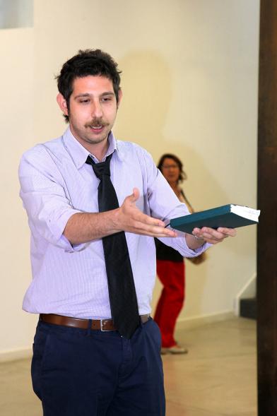 Inauguración de la Exposición "Parallel Crisis" de Yannis Karpouzis - El autor comenta la exposición.