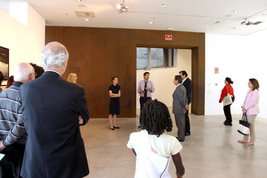 Inauguración de la Exposición "Parallel Crisis" de Yannis Karpouzis -  El autor comenta la exposición a los visitantes.