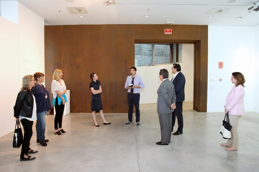 Inauguración de la Exposición "Parallel Crisis" de Yannis Karpouzis -  El autor comenta la exposición a los visitantes.