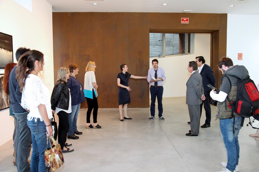 Inauguración de la Exposición "Parallel Crisis" de Yannis Karpouzis -  El autor comenta la exposición a los visitantes.