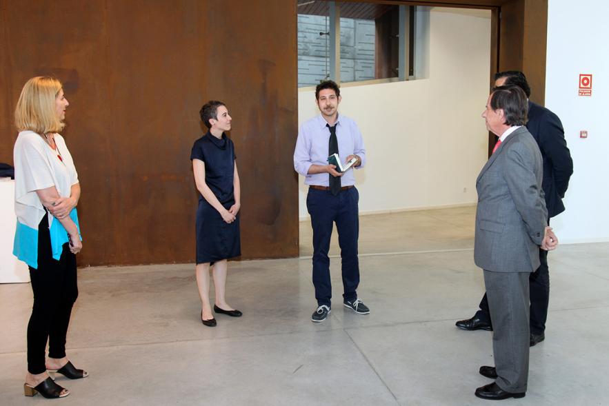 Inauguración de la Exposición "Parallel Crisis" de Yannis Karpouzis -  El autor comenta la exposición a los visitantes.