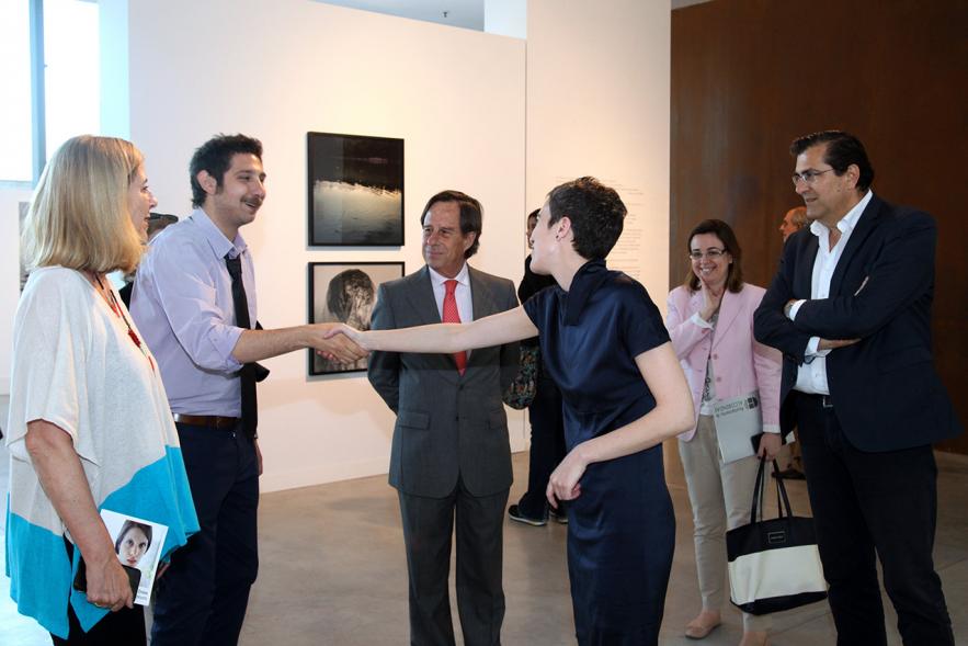 Inauguración de la Exposición "Parallel Crisis" de Yannis Karpouzis -  El autor comenta la exposición a los visitantes.