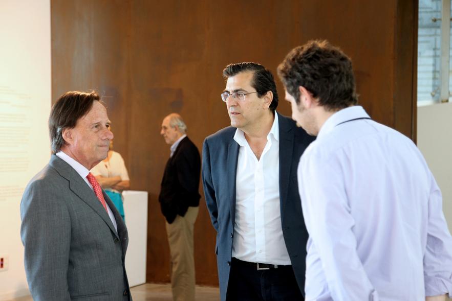 Inauguración de la Exposición "Parallel Crisis" de Yannis Karpouzis - El autor con autoridades municipales. 