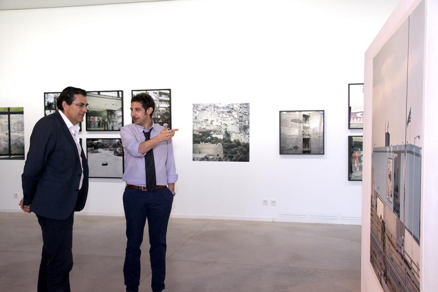 Inauguración de la Exposición "Parallel Crisis" de Yannis Karpouzis -  El autor comenta la exposición a los visitantes.