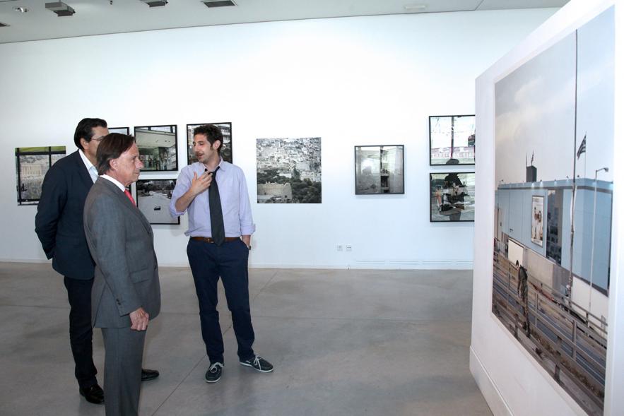 Inauguración de la Exposición "Parallel Crisis" de Yannis Karpouzis -  El autor comenta la exposición a los visitantes.