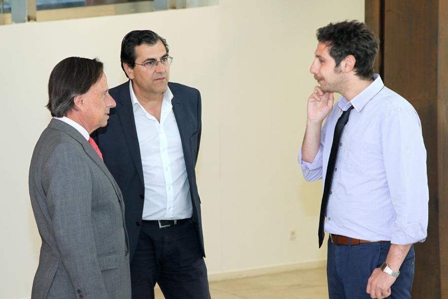 Inauguración de la Exposición "Parallel Crisis" de Yannis Karpouzis - El autor comenta la exposición a los visitantes. 