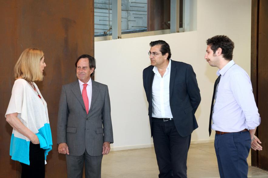 Inauguración de la Exposición "Parallel Crisis" de Yannis Karpouzis - El autor con las autoridades municipales.