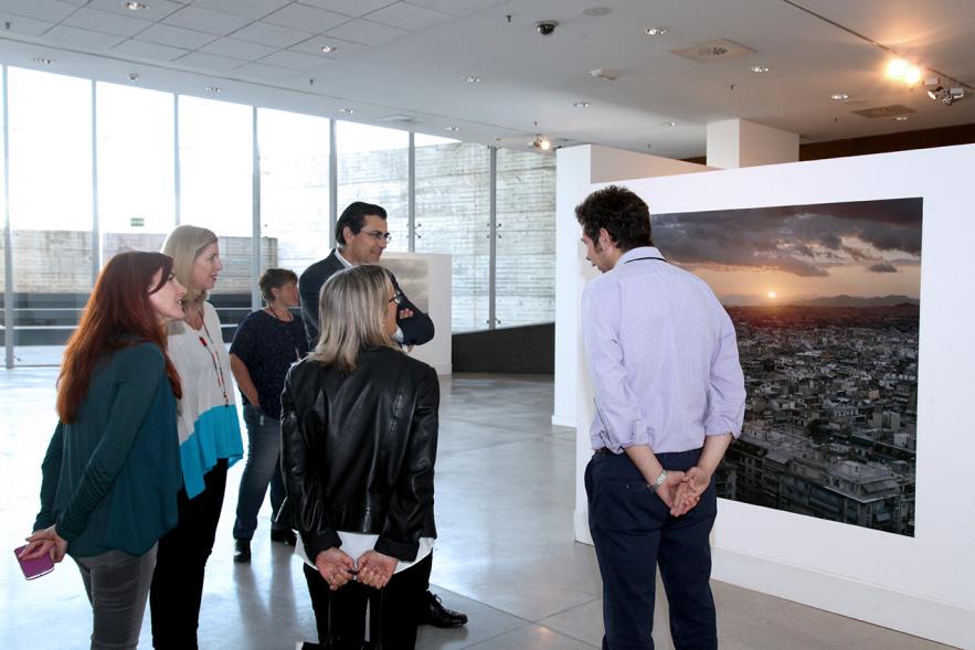 Inauguración de la Exposición "Parallel Crisis" de Yannis Karpouzis -  El autor comenta la exposición a los visitantes.