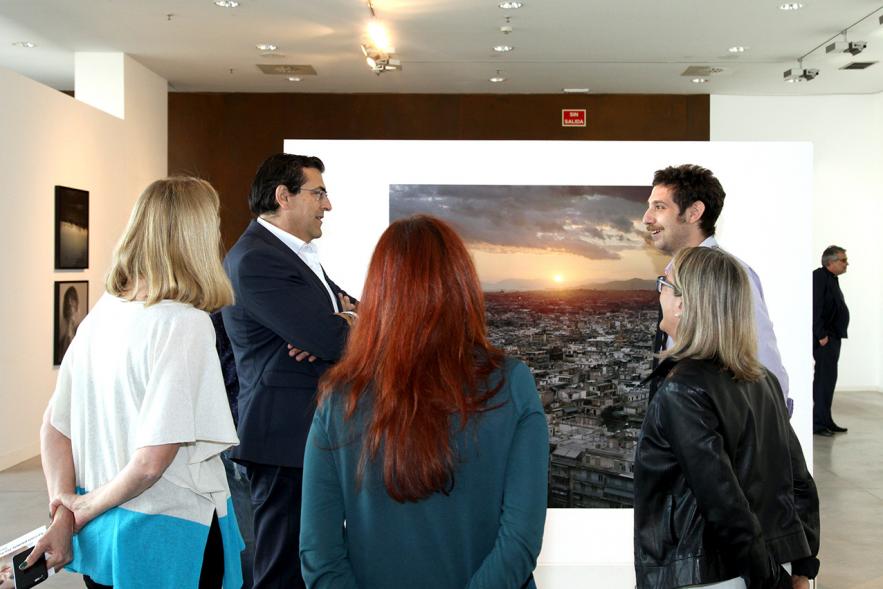 Inauguración de la Exposición "Parallel Crisis" de Yannis Karpouzis -  El autor comenta la exposición a los visitantes.