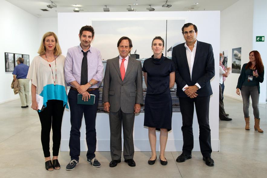 Inauguración de la Exposición "Parallel Crisis" de Yannis Karpouzis - Posado del autor con las autoridades municipales.