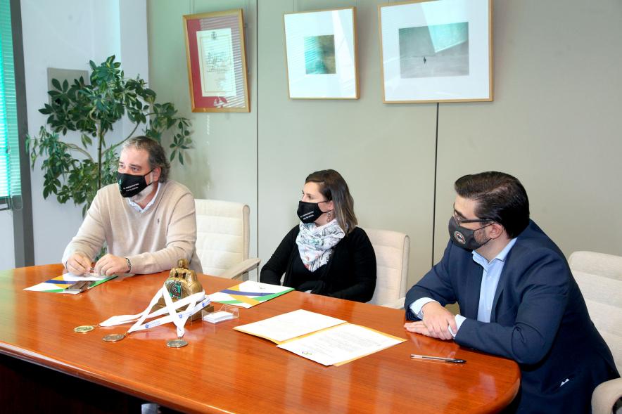 Representantes de cada una de las partes en la firma del acuerdo