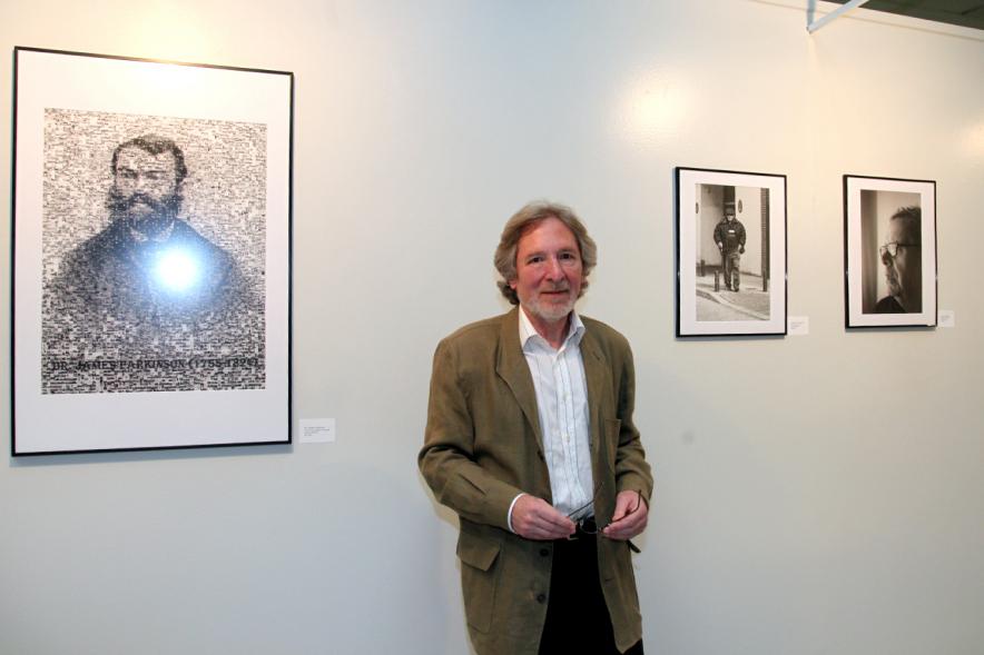 Inauguración Fotográfica sobre el Parkinson en el Patio de Encuentros - Imagen del autor de la exposición Carlos Carneiro delante de sus fotografías.