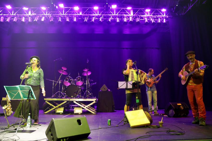 Gala a Favor de la Asociación Enfermos de Parkinson ALCOSSE - Imagen de la actuación del grupo música en el escenario.