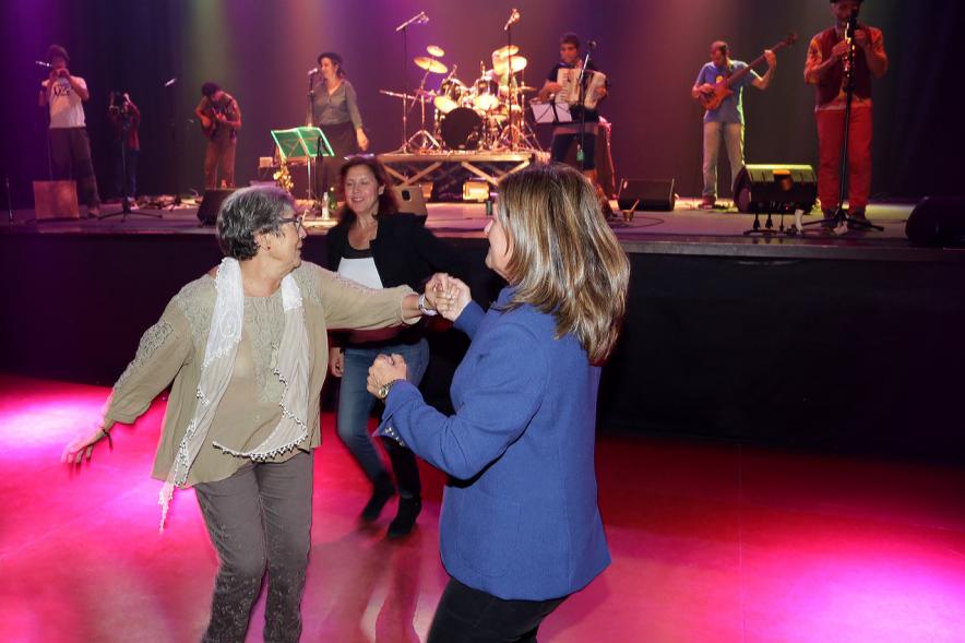Gala a Favor de la Asociación Enfermos de Parkinson ALCOSSE - Imagen de personas bailando, mientras en el escenario actúa un grupo de música.