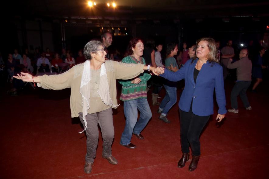 Gala a Favor de la Asociación Enfermos de Parkinson ALCOSSE - Imagen de personas bailando.