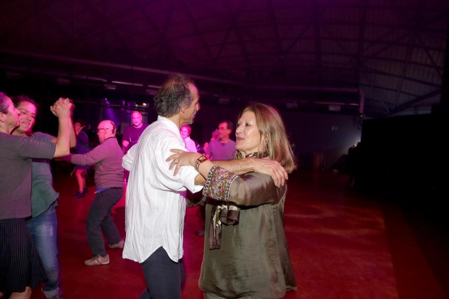Gala a Favor de la Asociación Enfermos de Parkinson ALCOSSE - Imagen de personas bailando.