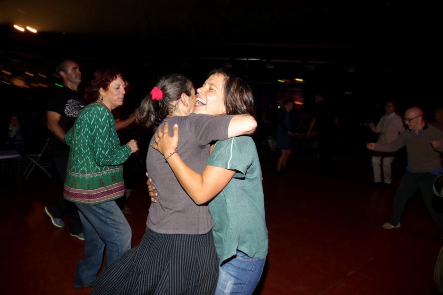 Gala a Favor de la Asociación Enfermos de Parkinson ALCOSSE - Imagen de personas bailando.
