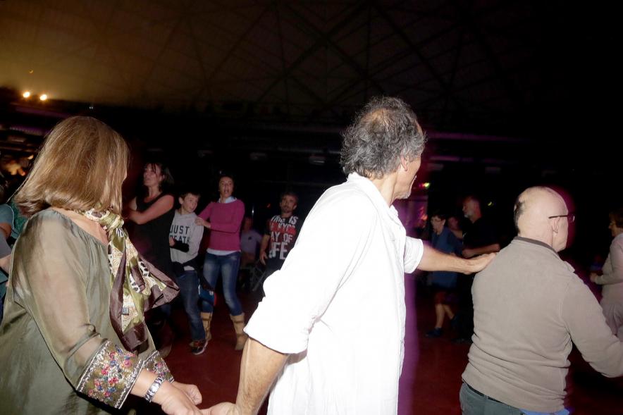 Gala a Favor de la Asociación Enfermos de Parkinson ALCOSSE - Imagen de personas bailando.