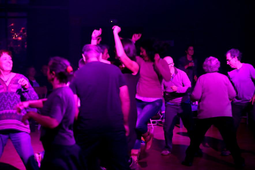 Gala a Favor de la Asociación Enfermos de Parkinson ALCOSSE - Imagen de personas bailando.