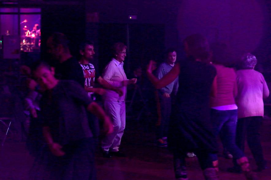 Gala a Favor de la Asociación Enfermos de Parkinson ALCOSSE - Imagen de personas bailando.
