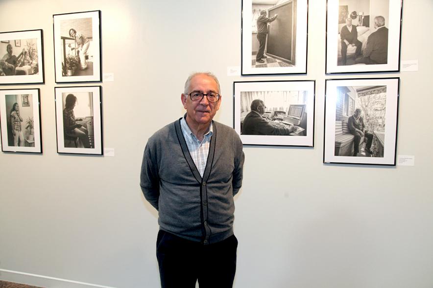 Inauguración Fotográfica sobre el Parkinson en el Patio de Encuentros - Imagen de un hombre posando delante de una de las fotografías.