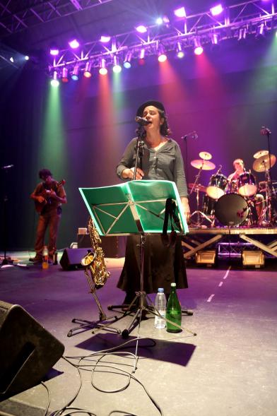 Gala a Favor de la Asociación Enfermos de Parkinson ALCOSSE - Imagen de la actuación del grupo música en el escenario.